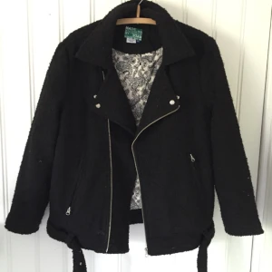  - Väldigt snygg overziad jacka i ull. Perfekt på vintern! Köpt från SOLO helt oanvänd