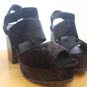  - Helt nya klackskor från Monki som tyvärr är för små för mig. Aldrig använda 🌿