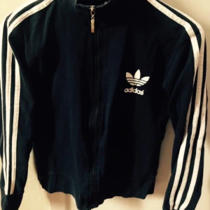  - Mörkblå adidaströja, mjuk och stretchig. Stl. M Möts i Göteborg