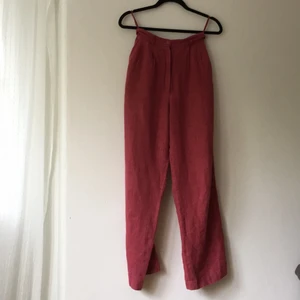  - Vida linnebyxor, dov hallonröd. Vida lätta byxor med välsydd vintage känsla. 