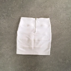  - Vit kjol stl S oanvänd. Finns i Hässelby 