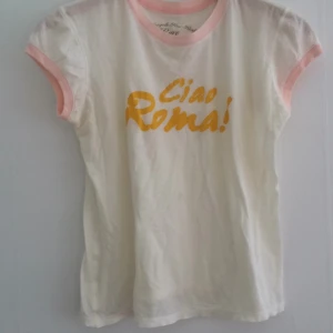  - Tidiga 00-talet ringde och bad dig köpa den här tunna t-shirten!  Inköpt i norra Italien. Märkt XL, passar en svenne S/M typ. Använd!  Hämtas i centrala Göteborg eller skickas mot att köparen bet frakt.  