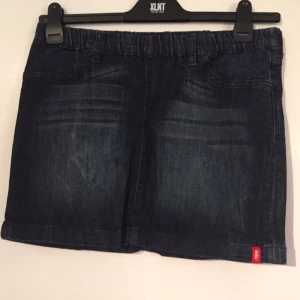  - Kjol från Edc i mycket bra skick. Knappt använd och säljes därför. Hör gärna av er vid intresse eller fler bilder ☺️