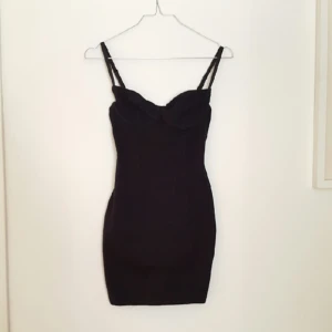  - Klänning från American Apparel. Med bygel vid bysten. stl S men passar stl XS-S. Frakt tillkommer, kan även mötas vid medborgarplatsen.  