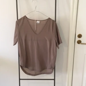  - Skön blus till sommaren.
Frakt tillkommer