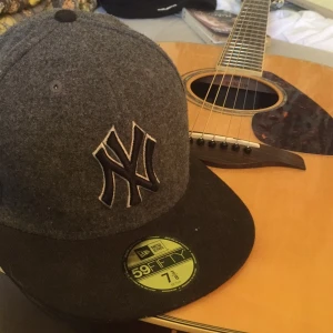  - New york yankees cap. Wool material but is not that hot to wear. Size 7 3/8 which is 58,7cm i diameter. Couple of years old but in good condition.
