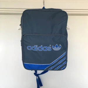  - Snygg och cool väska från Adidas från 90talet!!! Hel och ren, nästan som ny✌🏼️✌🏼🙌🏼❤️ passa på attityds denna klenod!!😀😀 man får plats med ett A4 papper, perfect for school!!! Slittålig🙌🏼✨

Eventuell frakt betalas av köparen❣❣😙