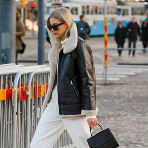 Oversized skinnjacka - Skinnjacka med päls i, väldigt varm och skön. Köpt från nakd storlek 38. Köpt för 649kr och säljs för 300kr. Priset kan diskuteras. 