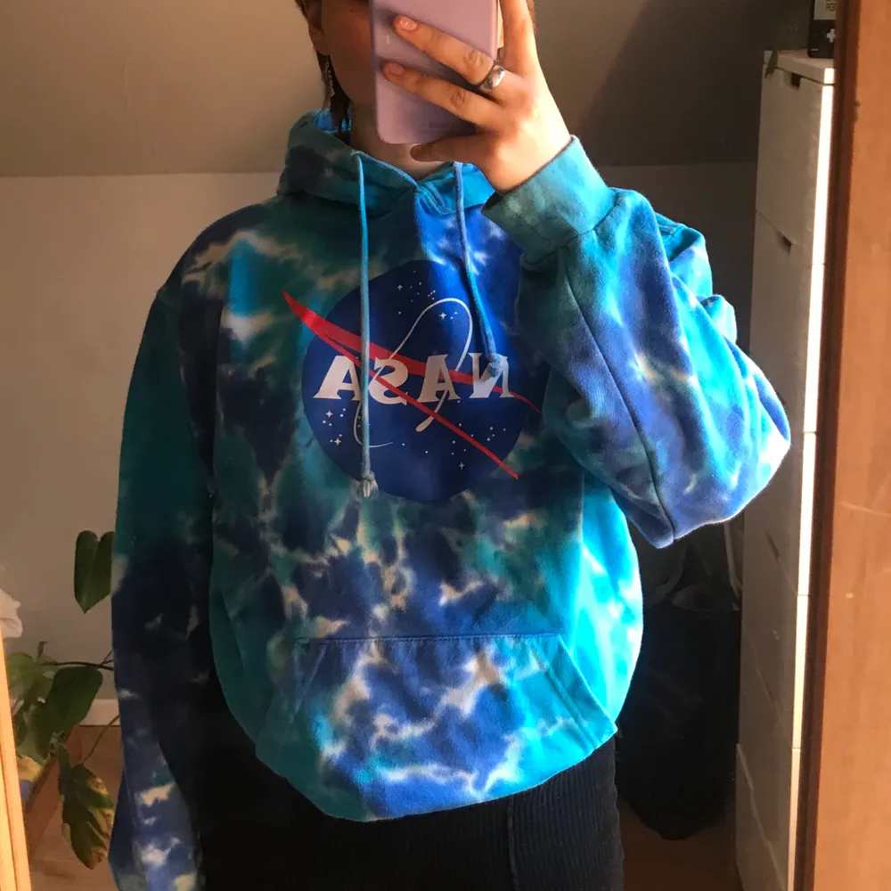 Hoodie med Nasa tryck från okänt märke! Otroligt fin blå färg och otroligt bra kvalitét!. Hoodies.