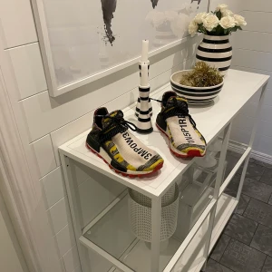 Human race nmd Pharrell solar pack red adidas storlek eu 40,5 - Skorna är från 2018 ligger bara o skräpar då jag har vuxit ur de, de är riktigt snygga men kan tyvärr inte ha de längre de är använda men är ändå i bra skick pris 1500 kan gå ner vid snabb affär box medföljer 🤩