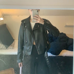 Skinnjacka - Skinnjacka från zara, passar bra snart till våren. Storlek S. Köparen står för frakten💕