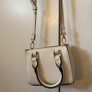 Väska - Säljer denna slutsålda väska från lindex. Axelbandet går att ta av och är dessutom justerbart. Aldrig använd dessutom prislapp kvar. Köparen står för frakten! 