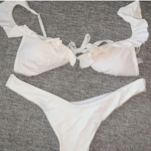 Vit bikini - Köptes på Plick och säljer vidare då den var för stor! Endast testat på med trosor under. 