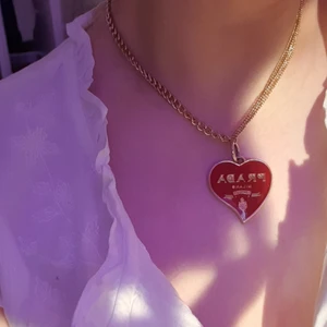 Prada sharm halsband  - Ett gammalt typ dekorations grej till en väska som jag har gjort om till ett halsband. Om det är flera intresserade så blir det budgivning. 