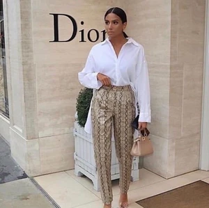 snake print läderbyxor - säljer mina fakeläderbyxor!! dessa är använda endast en gång av mig, och säljs för att de sitter lite för baggy på mig som normalt har (34 i stl/25 i jeansmått) jättefina om man gillar och ha det så eller ifall man har stl 34-36 <3