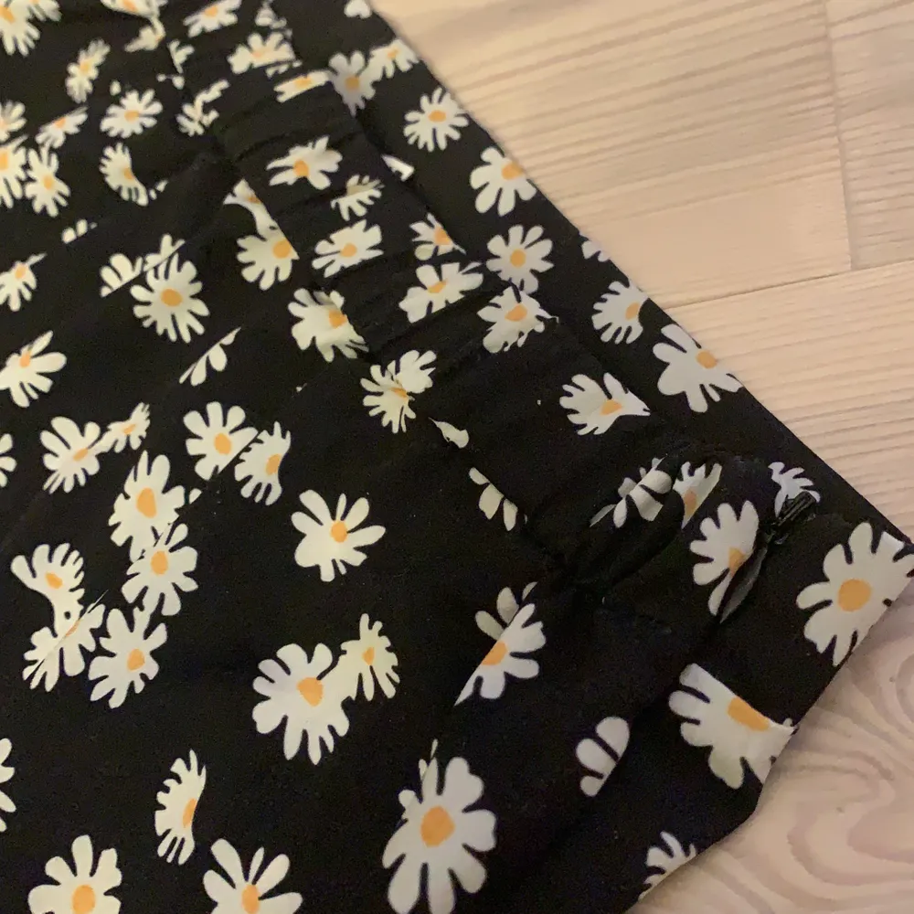 Säljer denna jätte fina slutsålda kjol från SHEIN. Det är en blommig kjol som passar både på vintern och på sommaren. Kjolen har en liten slits på sidan och en dragkedja högre upp på sidan💕. Kjolar.