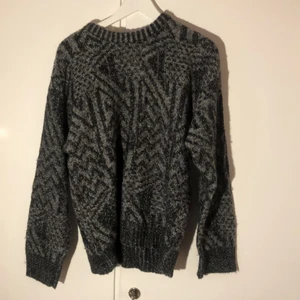 Mönstrad tjocktröja  - Mjuk stickad tjocktröja med ett ballt mönster. Säljer pågrund av att den inte kommer till användning längre. 