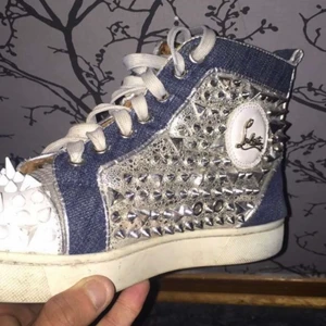 Christian Louboutin - Christian Louboutin skor herr storlek 43. Spikar runt om och på utsidan finns mörkgröna pärlor.