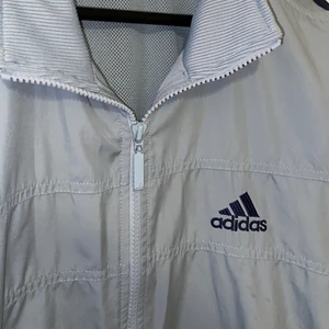 Adidas jacka  - Adidas Jacka! Denna jacka är storlek L men jag har använt den som en oversize jacka. Köpt på secondhand. kontakta mig för fler bilder! Frakt tillkommer 🚚