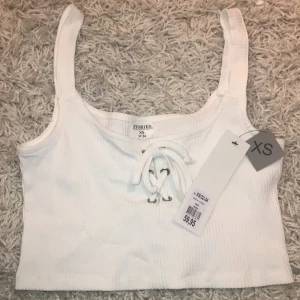 Linne - Ett fint gulligt linne som tyvärr är för liten för mig. Perfekt nu till sommaren. Aldrig använd, nypris 60kr nu för 25kr