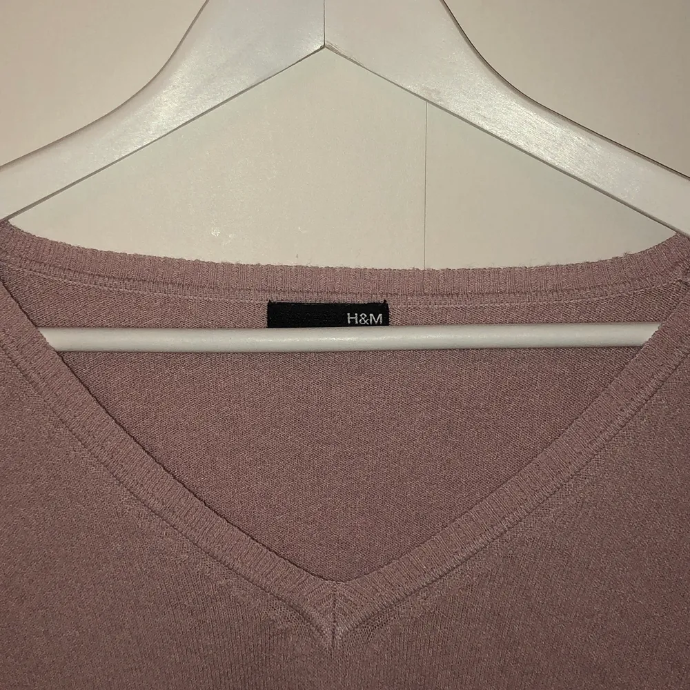 Säljer nu min supersköna rosa långärmade tröja från H&M. Jag vet tyvärr inte vilken storlek det är men den sitter som en medium eller oversized small. Tröjan är lite nopprig men syns knappt, därav priset.. Tröjor & Koftor.