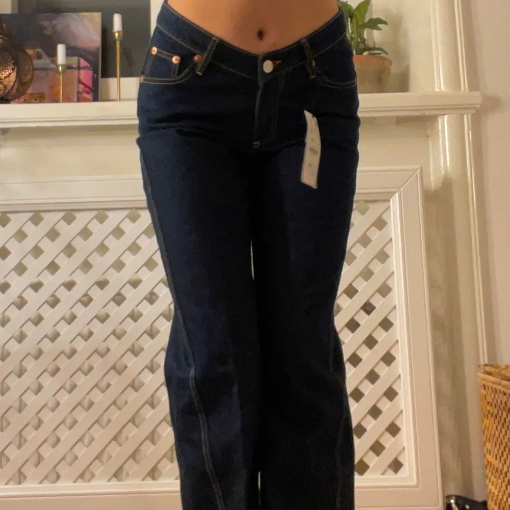 Lågmidjade zara jeans i cool modell, lite rakare. Mycket långa på mig som e 169. NYA med prislapp kvar 🎀 . Jeans & Byxor.