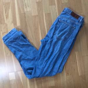 Girlfriend jeans från Bik Bok i storlek S, använda fåtal gånger