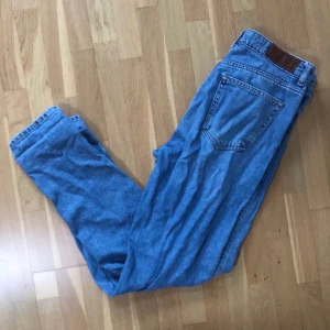 Blåa jeans  - Girlfriend jeans från Bik Bok i storlek S, använda fåtal gånger