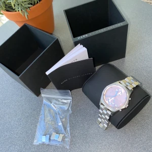 Damklocka - Damklocka med detaljer från Marc by Marc Jacobs! I fint skicka! Använd högst vid 5-10tillfällen! Alla originaldelar finns kvar! 