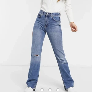 Jeans från pull and bear - Säljer dessa populära jeansen med slits från pull and bear som är slutsålda nästan överallt. Säljer då de tyvärr inte kommer till användning längre. Storlek 38 men passar även 34-36 beroende hur man vill att de ska sitta. Har klippt hålen lite större!                                                         Frakt tillkommer💕