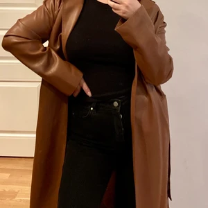 Lång brun skinn kappa från Zara  - En längre brun skinn kappa från zara storlek 34 men skulle säga att den är som en 36. Aldrig använd. 