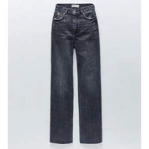 Jag säljer mina snygga trendiga jeans från Zara i jättebra skick! 😍 Jag har dom i storleken 38 men klippte dom ca 5 cm och dom är långa på mig (Jag är ungefär 1,76 cm lång). Säljer dom för 200kr + köparen betalar frakten❤️ (Bud i kommentarerna om det skulle vara många som blir intresserad)