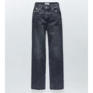 Jeans - Jag säljer mina snygga trendiga jeans från Zara i jättebra skick! 😍 Jag har dom i storleken 38 men klippte dom ca 5 cm och dom är långa på mig (Jag är ungefär 1,76 cm lång). Säljer dom för 200kr + köparen betalar frakten❤️ (Bud i kommentarerna om det skulle vara många som blir intresserad)
