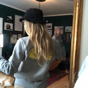 Aqua Limone Sweatshirt Grey - Grå Aqua Limone sweatshirt storlek medium. Tror det är en killtröja så räkna oversized medium om du är tjej. Använd några gånger. Inget märkbart slitage. Sjukt soft tröja att leva livet i! 