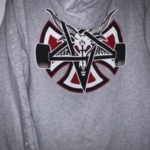 thrasher hoodie - Stort tryck på ryggen och mönster på armarna som är reflex. Helt vanlig på framsidan med en ficka. Storleken är M men skulle säga att den är liten i storleken. 