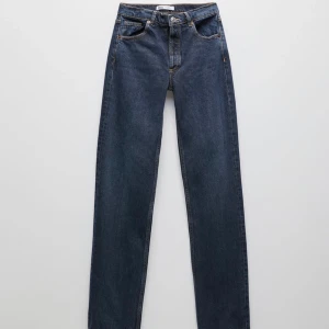 Zara jeans  - Intresskoll på dessa slutsålda trendiga jeans från zara med medelhög midja!!! 