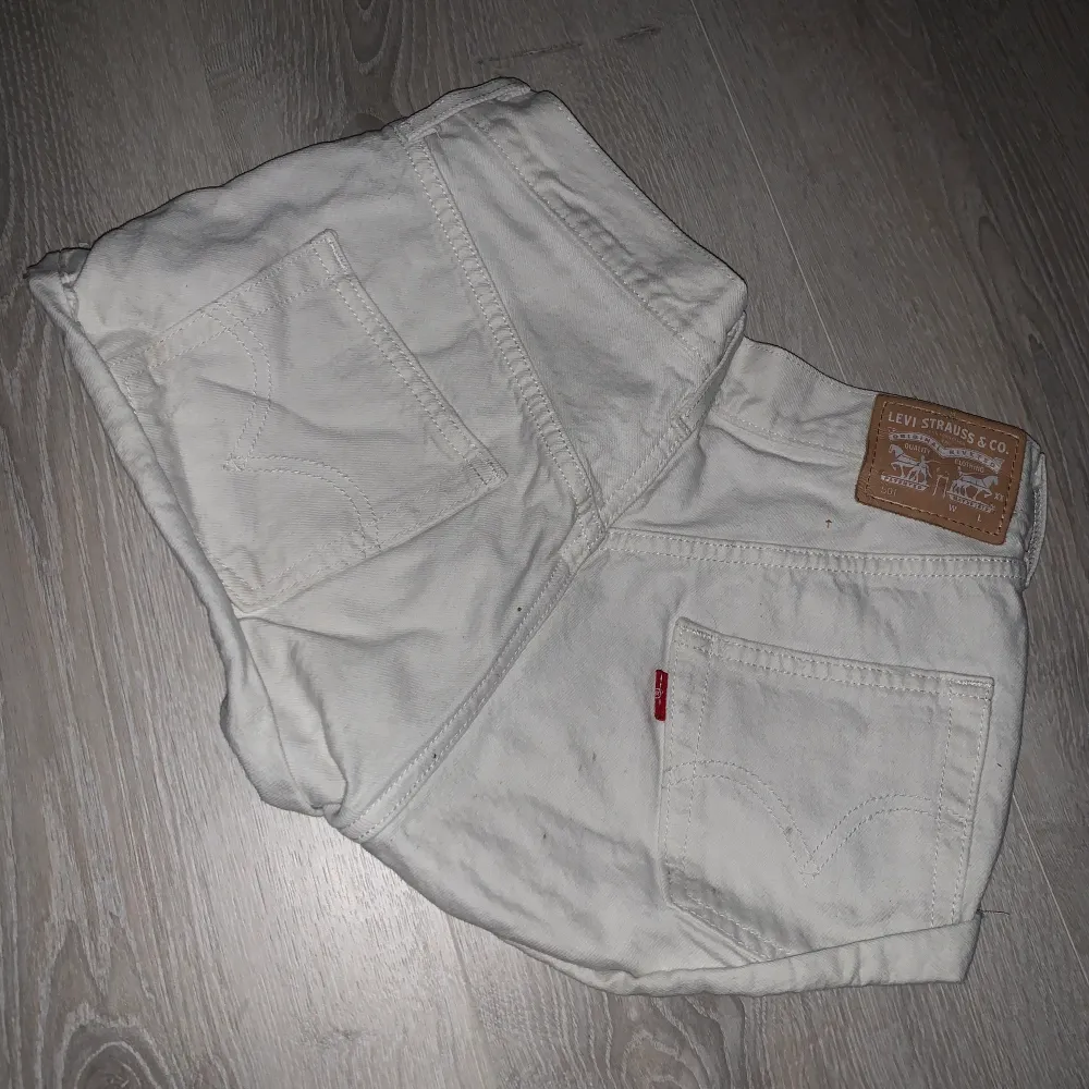 Vita jeansshorts från Levis. Inköpta i förra sommaren. Mycket bra skick inte använda så mycket. Knappar istället för dragkedja. Storlek 25. . Shorts.