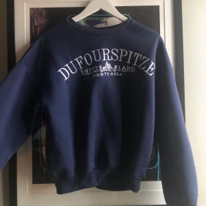 College tröja - Jätte snygg college tröja! 💕💕💕 storlek M men passar från xs skulle jag säga om man vill ha lite oversized. Om fler är intresserade gäller budgivning 