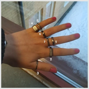 Handgjorda ringar  - Handgjorda ringar i rostfritt stål! Skitfeta i silverfärg och anpassas efter dig: skriv vilken modell du vill ha och din storlek när du beställer (helst diameter)✨ Dessa är en beställningsvara och leveranstiden är max 3 veckor! Eftersom att de är handgjorda ser de inte exakt ut som de på bilderna, men det är inte stor skillnad :) 1 för 100 & 2 för 170, frakten bjuder jag på 🥰