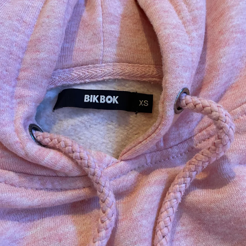 säljer en rosa croppad hoodie från BIKBOK i storlek XS 💕. Hoodies.