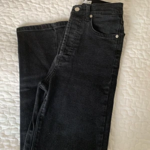 Jeans Na-Kd - Svarta raka jeans från Na-Kd, använda fåtal gånger