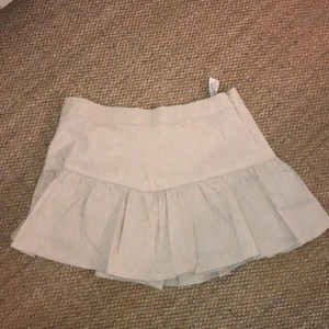 Beige zara minikjol L - Storlek LARGE men passar även medium och större small. Byxkjol. Knappt använd