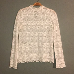 Spetsblus  - Vit spetsblus med ngt utsvängda armar och liten krage. Knäppning bak. Mycket fin. Köpare står för frakt!