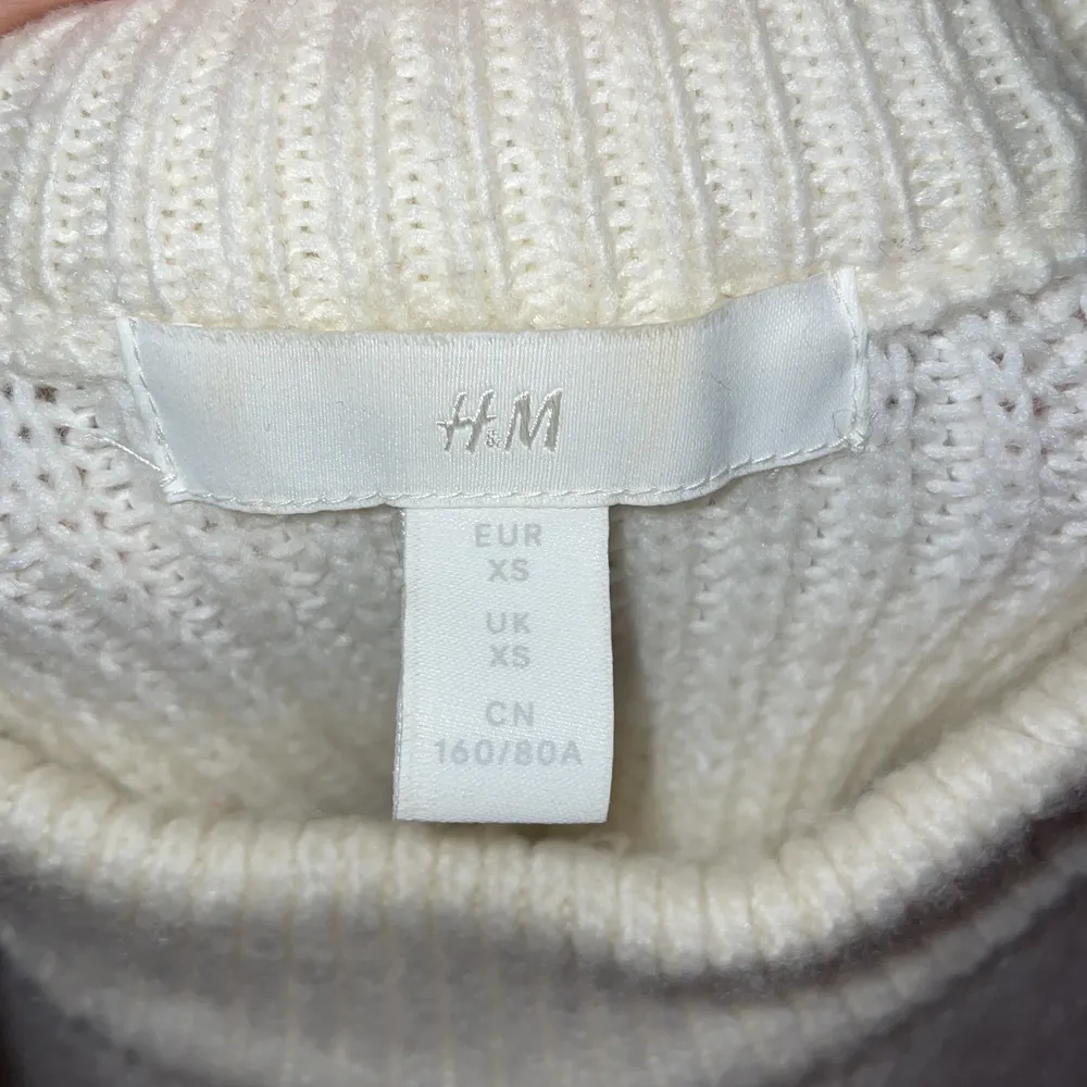 Vit stickad tröja från H&M jag är inte så mycket för stickat men säljer den för någon annan ksk tycker om den.😊. Stickat.