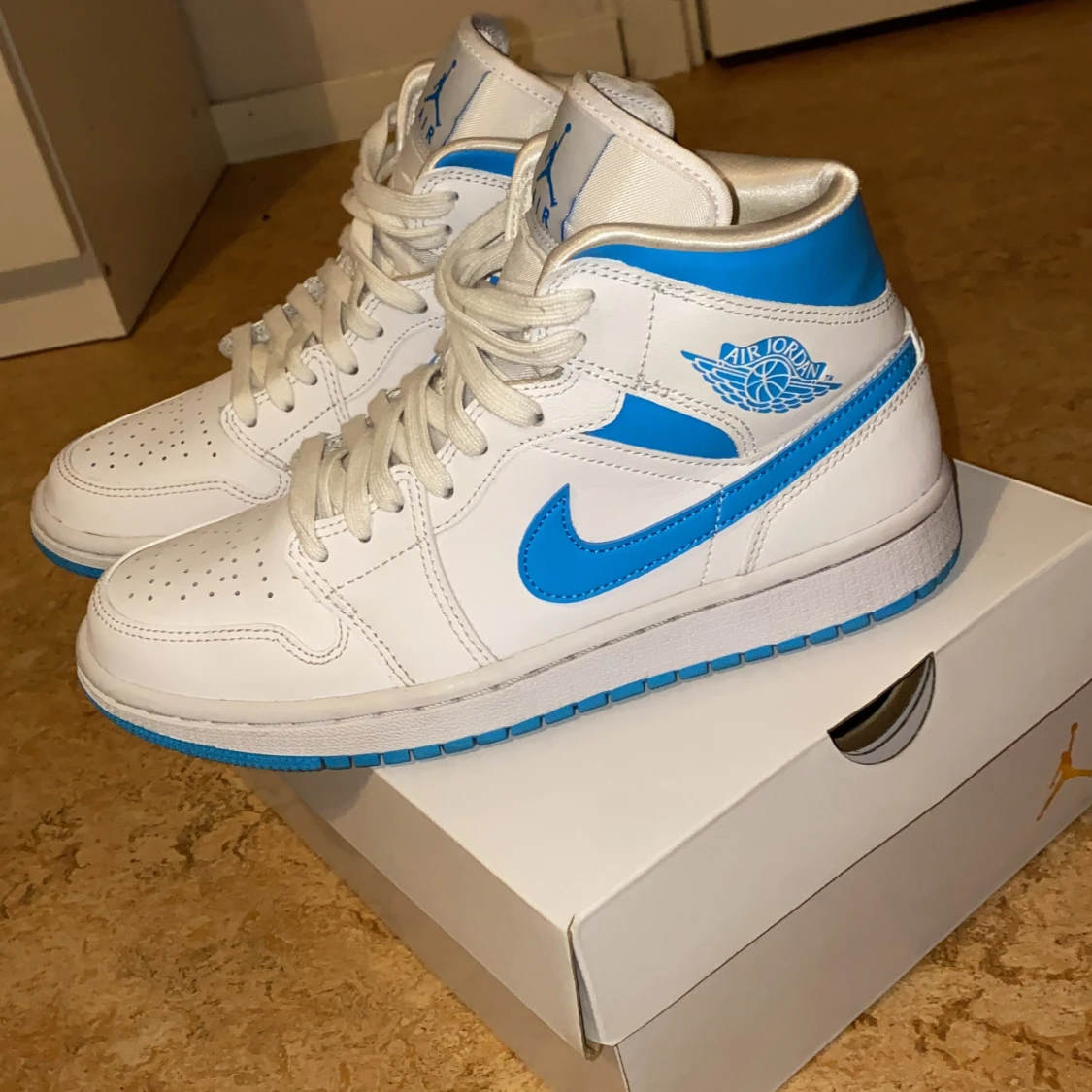 WMNS AIR JORDAN 1 MID 