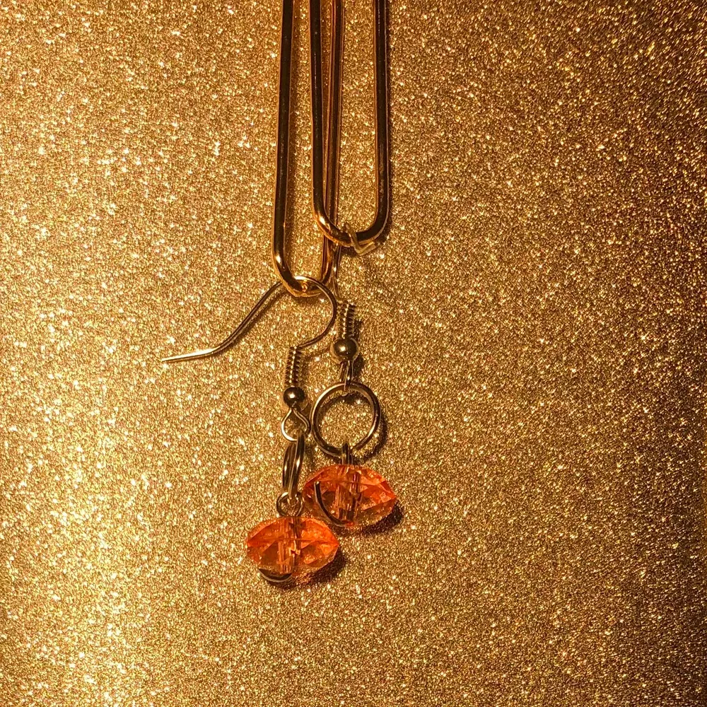 Hangjorda orangea minimalistiska pärlörhängen med silverhängen✨🧡. Accessoarer.