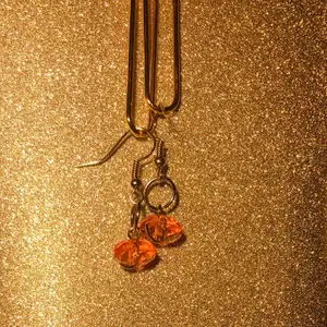 Hangjorda orangea minimalistiska pärlörhängen med silverhängen✨🧡