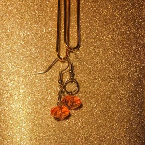 Hangjorda orangea pärlörhängen - Hangjorda orangea minimalistiska pärlörhängen med silverhängen✨🧡
