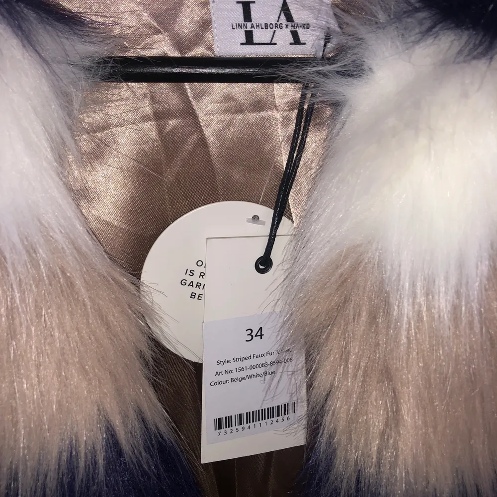 fake fur jacka från Linn Ahlborg x NA-KD, helt oanvänd då det inte är min stil✨ köpt för 600!💜. Jackor.