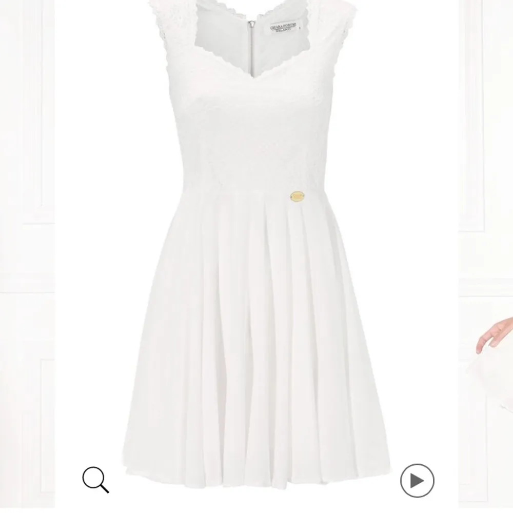 CHIARA FORTHI Piubella Dress Antique White klänning från bubbleroom. Storlek: S. Använd 1 gång. Bra skick. Frakt tillkommer alt hämtning. NyPris: 500kr. Frakt: 62kr. Klänningar.